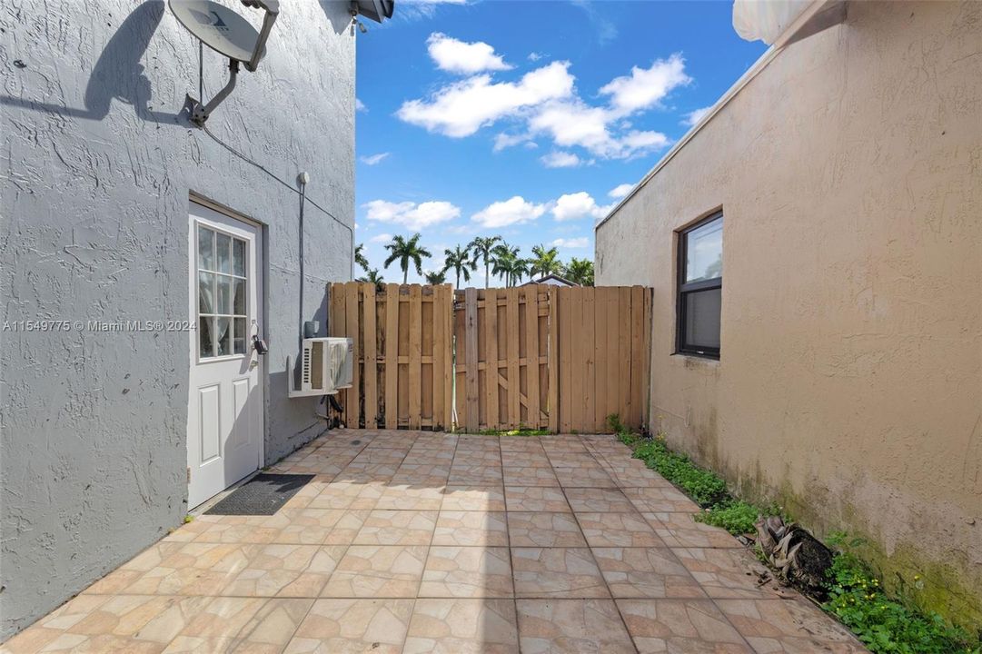 Active With Contract: $1,450 (1 beds, 1 baths, 675 Square Feet)