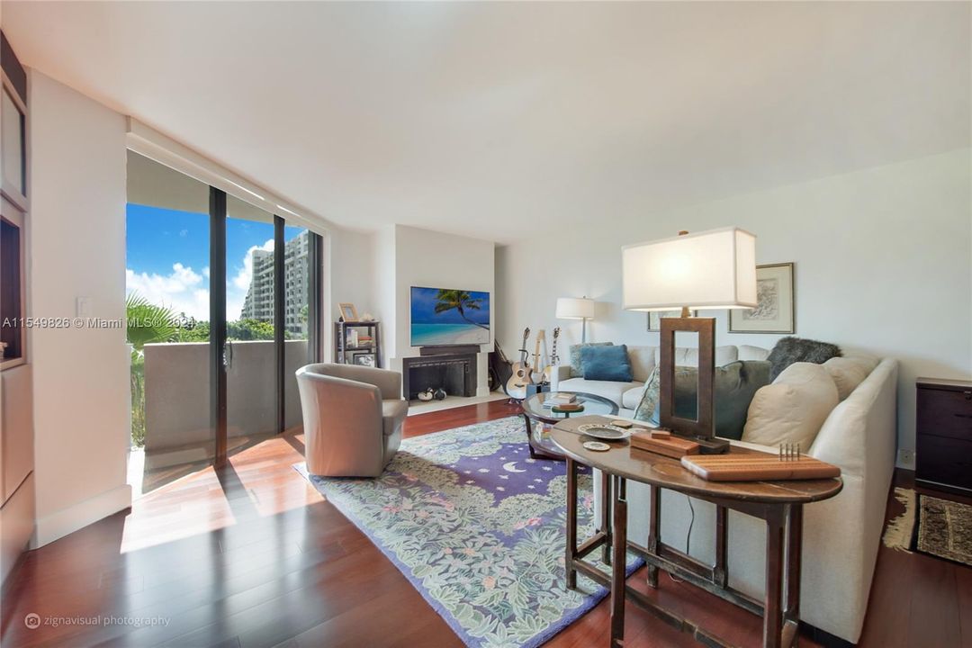 For Sale: $1,075,000 (2 beds, 2 baths, 1720 Square Feet)