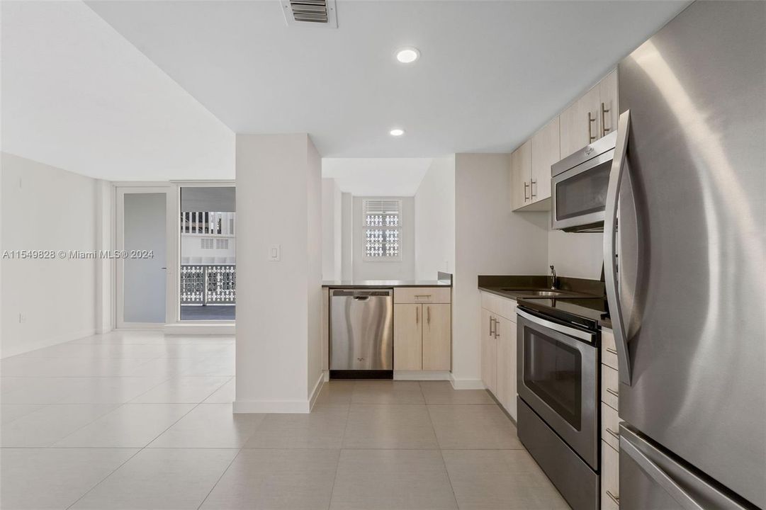 Active With Contract: $3,050 (1 beds, 1 baths, 576 Square Feet)