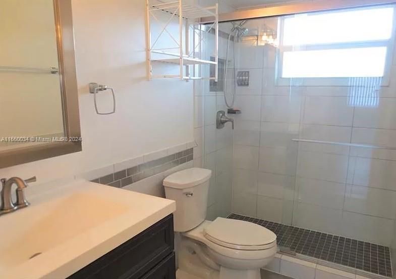 For Sale: $235,000 (1 beds, 1 baths, 710 Square Feet)