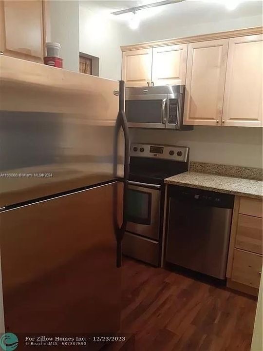 Active With Contract: $195,000 (1 beds, 1 baths, 735 Square Feet)
