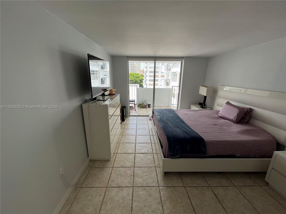 For Sale: $247,000 (1 beds, 1 baths, 870 Square Feet)