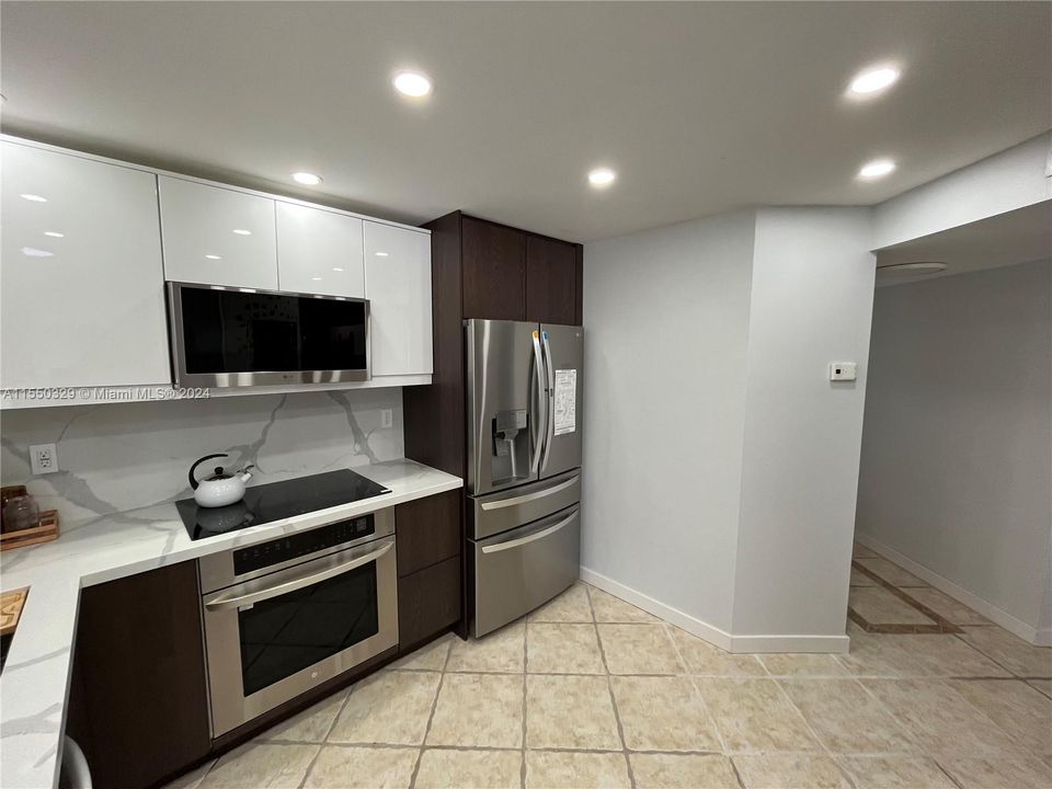For Sale: $247,000 (1 beds, 1 baths, 870 Square Feet)