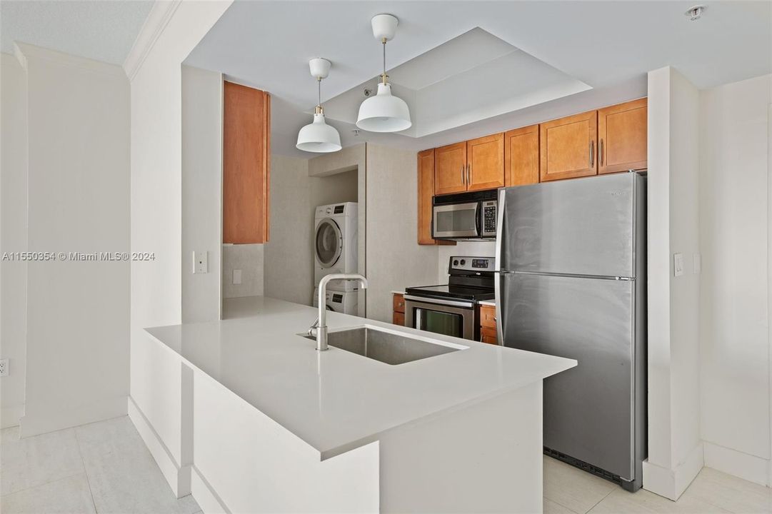 Active With Contract: $425,000 (1 beds, 1 baths, 740 Square Feet)