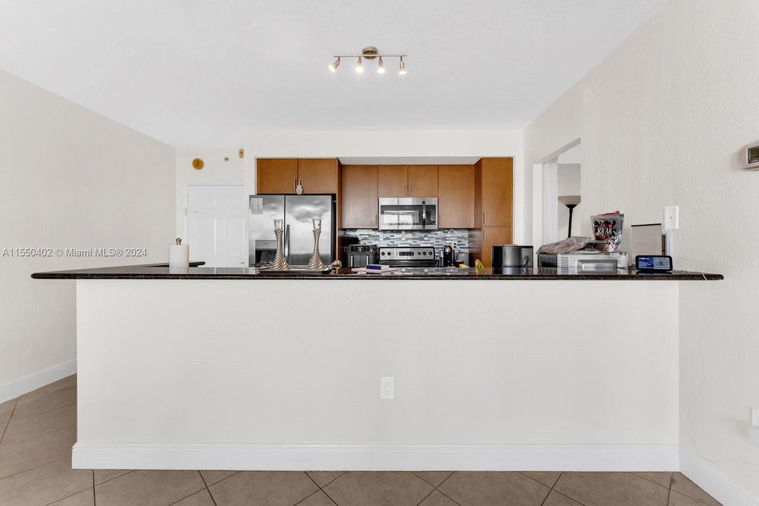 Active With Contract: $398,900 (1 beds, 1 baths, 950 Square Feet)