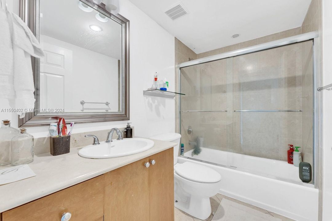 Active With Contract: $398,900 (1 beds, 1 baths, 950 Square Feet)