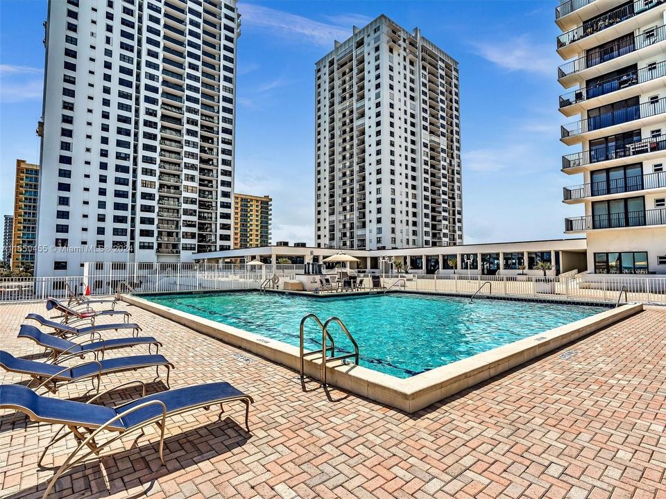 For Sale: $474,999 (1 beds, 1 baths, 1000 Square Feet)