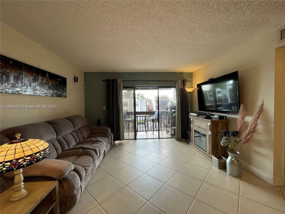 Active With Contract: $307,500 (2 beds, 1 baths, 874 Square Feet)