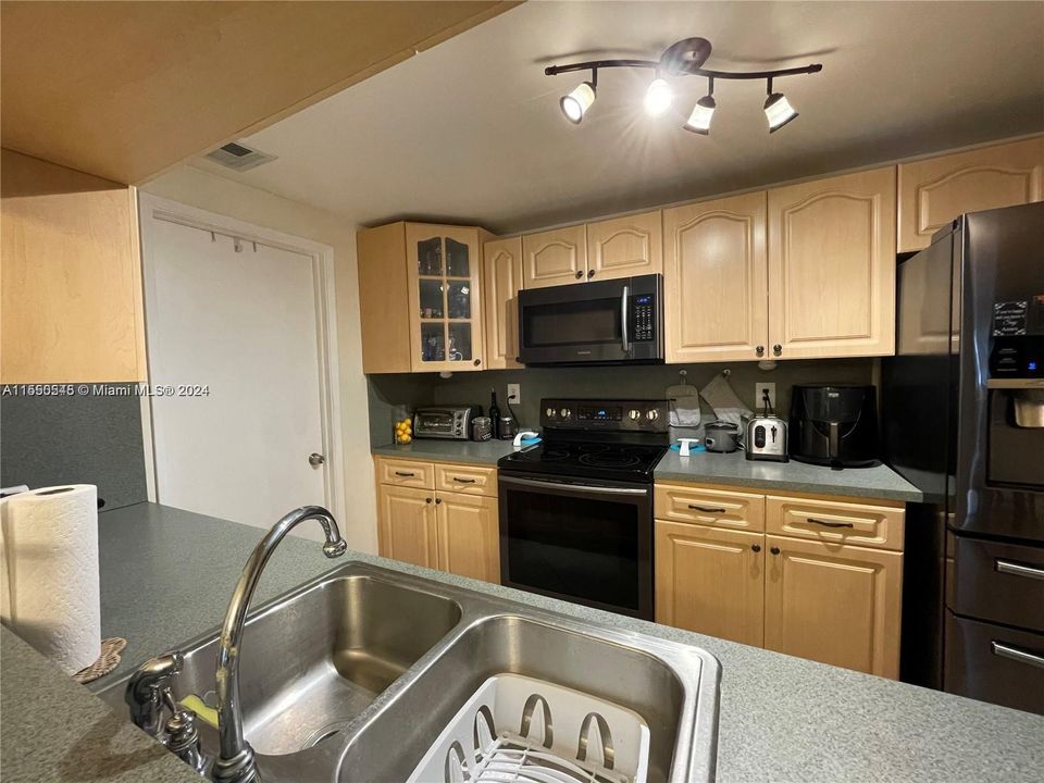 Active With Contract: $307,500 (2 beds, 1 baths, 874 Square Feet)