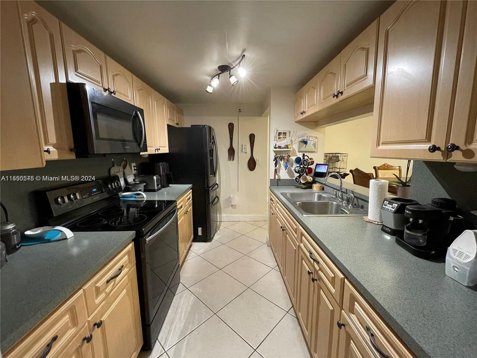 Active With Contract: $307,500 (2 beds, 1 baths, 874 Square Feet)