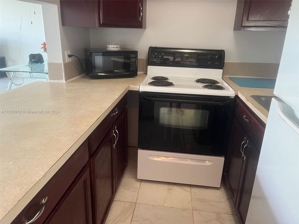 Active With Contract: $247,000 (1 beds, 1 baths, 672 Square Feet)