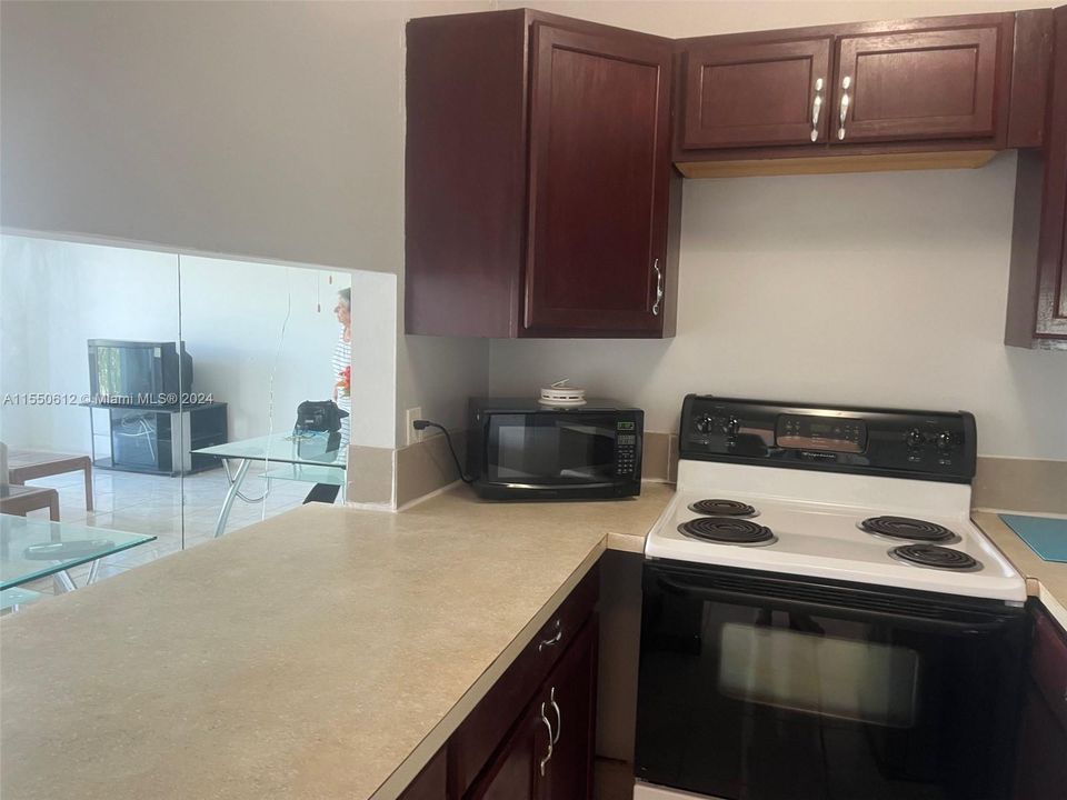 For Sale: $247,000 (1 beds, 1 baths, 672 Square Feet)