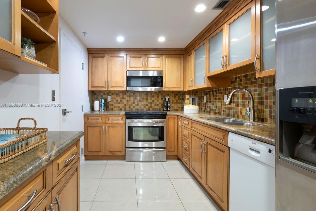 For Sale: $399,000 (1 beds, 1 baths, 910 Square Feet)