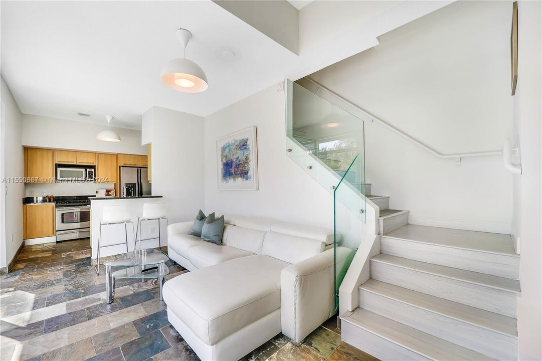 Recently Sold: $520,000 (2 beds, 1 baths, 972 Square Feet)