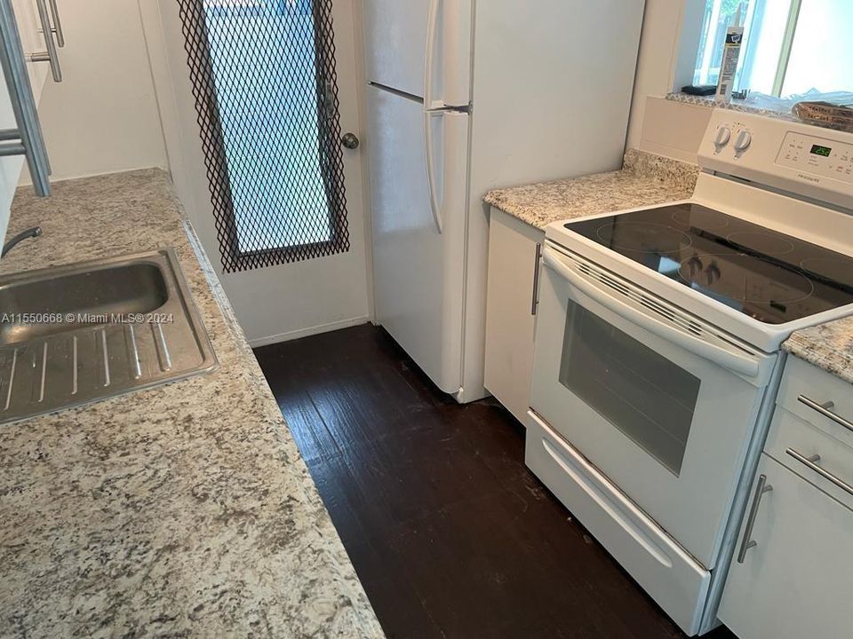 For Sale: $175,000 (1 beds, 1 baths, 720 Square Feet)