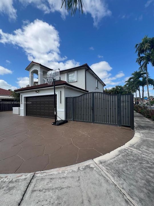 Recently Sold: $920,000 (4 beds, 3 baths, 2550 Square Feet)