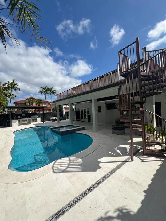 Recently Sold: $920,000 (4 beds, 3 baths, 2550 Square Feet)