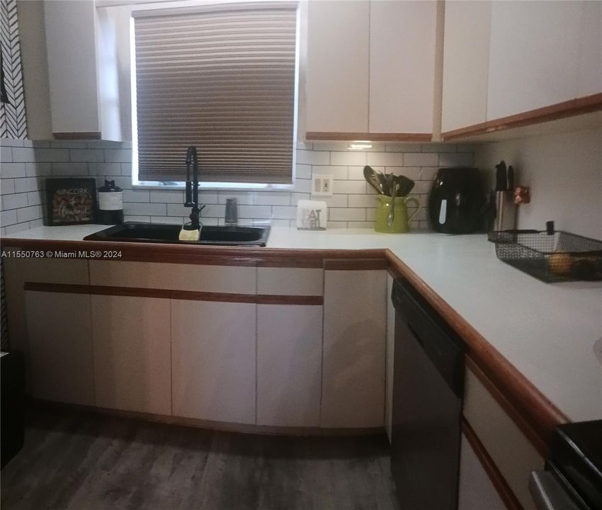 For Sale: $150,000 (1 beds, 1 baths, 740 Square Feet)