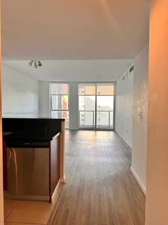 For Sale: $419,900 (1 beds, 1 baths, 806 Square Feet)