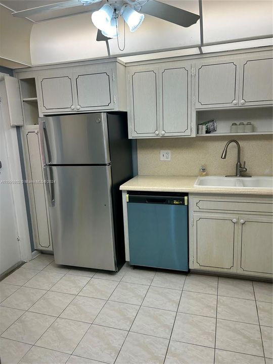 For Sale: $137,000 (1 beds, 1 baths, 770 Square Feet)