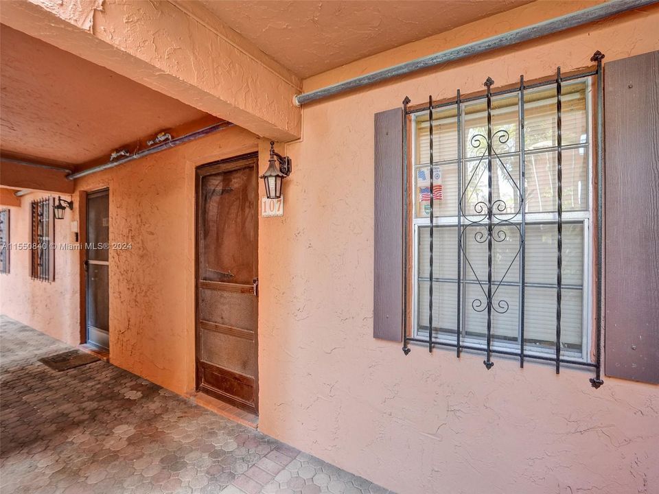 For Sale: $245,000 (2 beds, 1 baths, 1056 Square Feet)