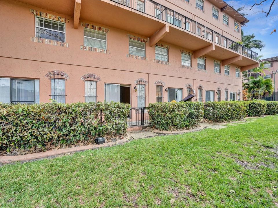 For Sale: $245,000 (2 beds, 1 baths, 1056 Square Feet)