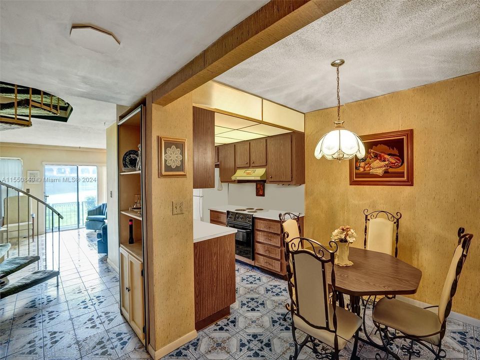 For Sale: $245,000 (2 beds, 1 baths, 1056 Square Feet)