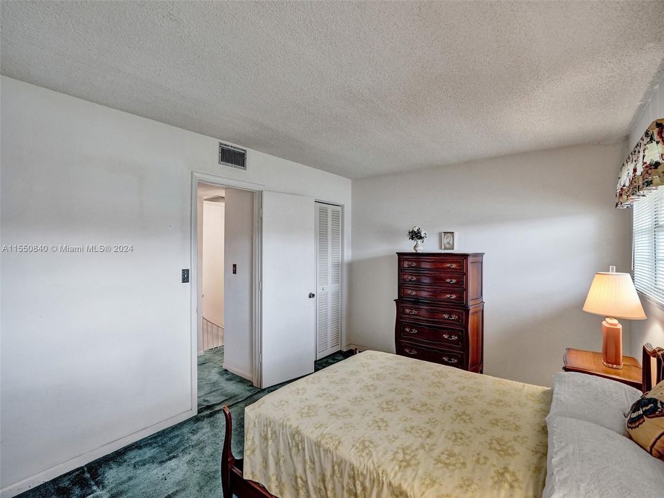 For Sale: $245,000 (2 beds, 1 baths, 1056 Square Feet)