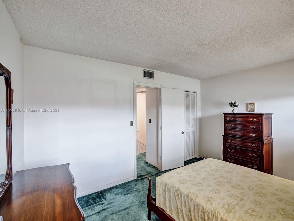 For Sale: $245,000 (2 beds, 1 baths, 1056 Square Feet)