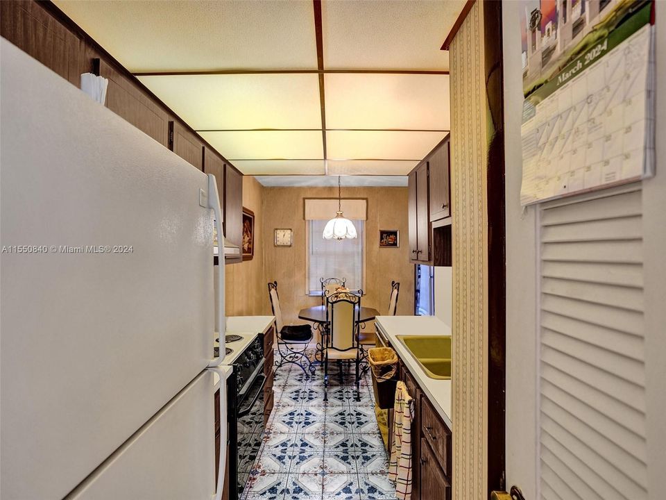 For Sale: $245,000 (2 beds, 1 baths, 1056 Square Feet)