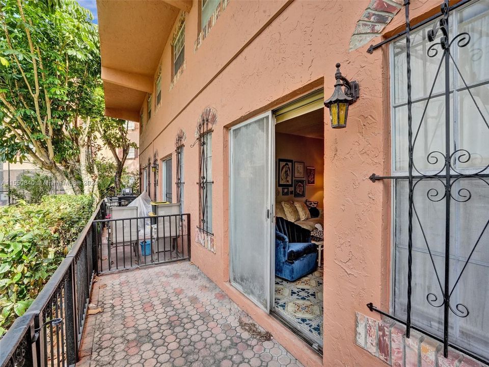 For Sale: $245,000 (2 beds, 1 baths, 1056 Square Feet)