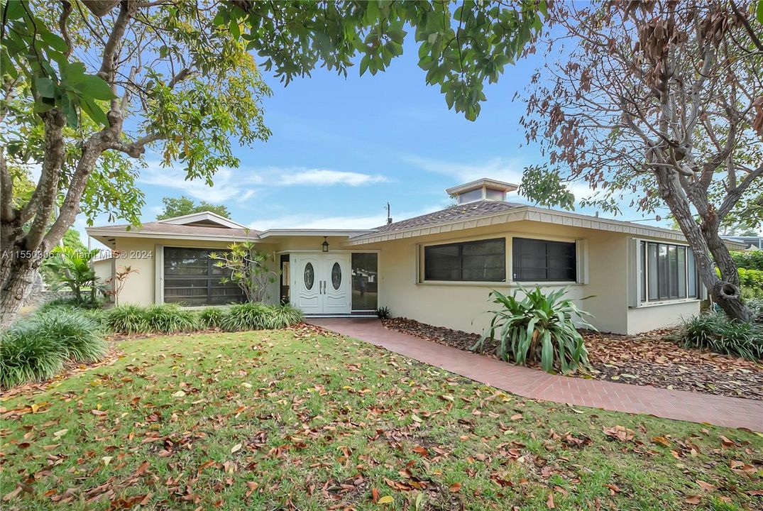 Active With Contract: $6,750 (4 beds, 2 baths, 1932 Square Feet)