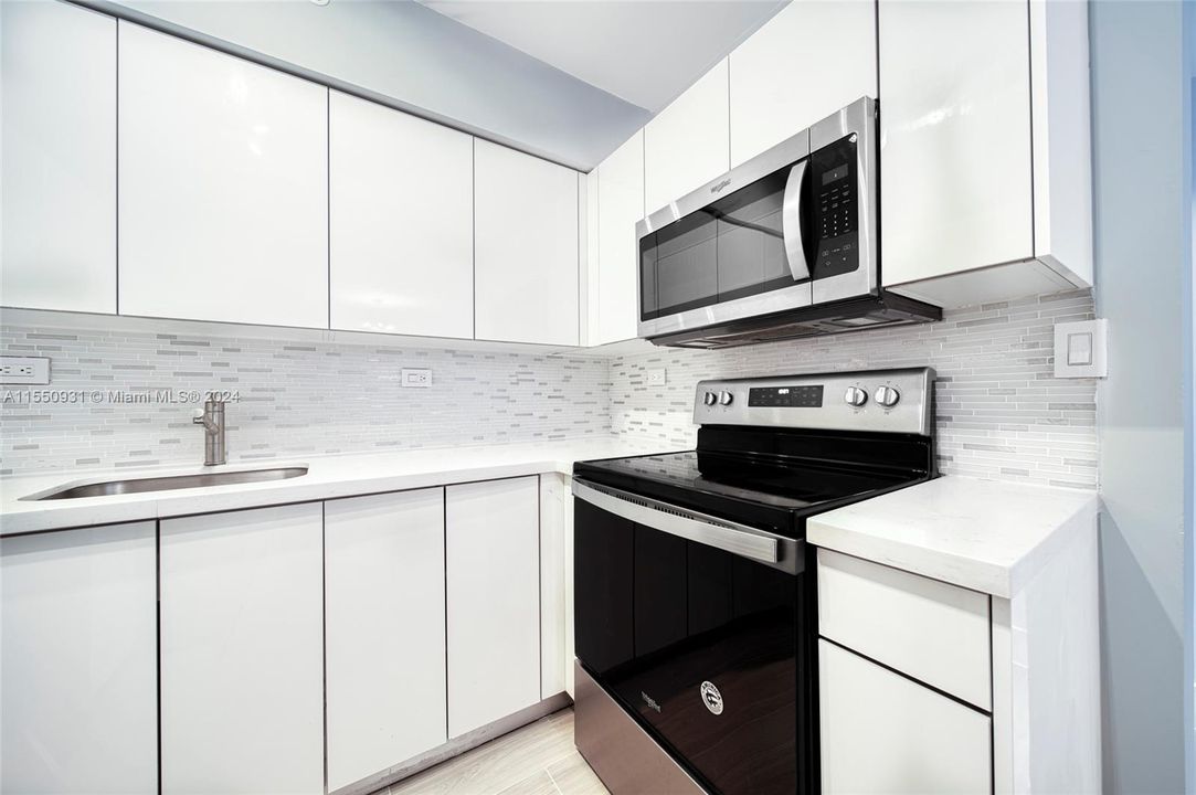 For Sale: $738,000 (2 beds, 2 baths, 1061 Square Feet)