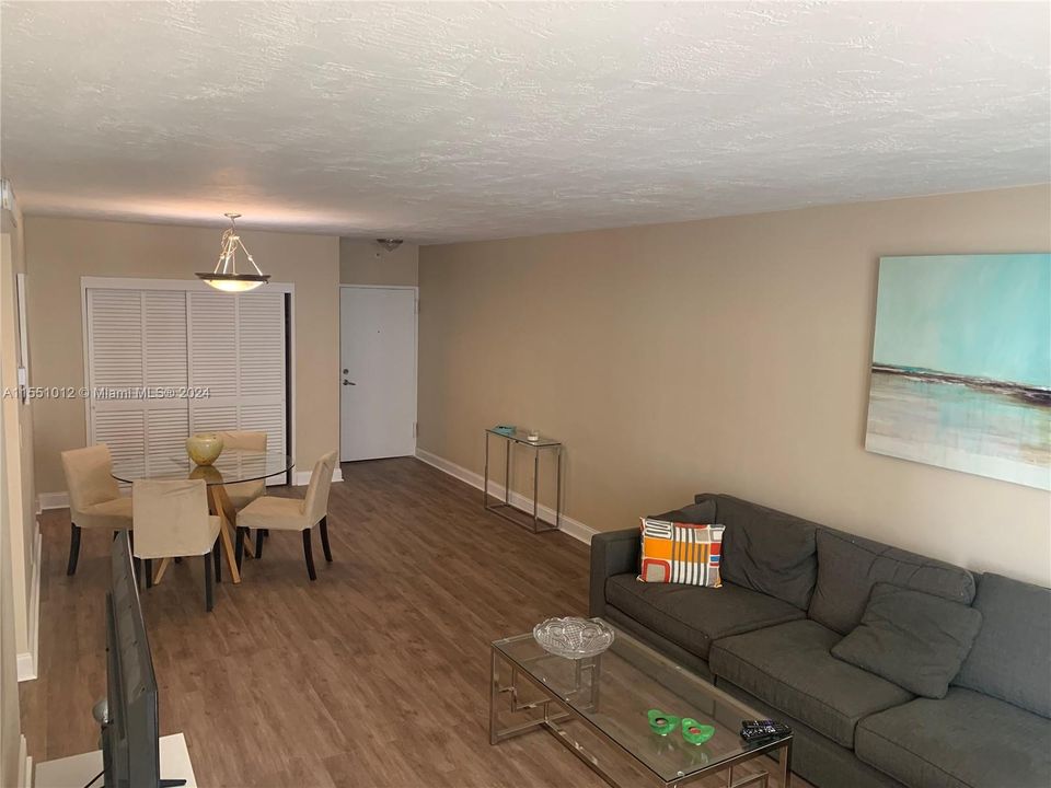 Recently Rented: $2,200 (1 beds, 1 baths, 883 Square Feet)