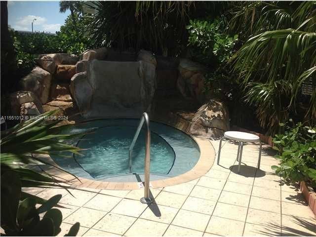 Recently Rented: $2,200 (1 beds, 1 baths, 883 Square Feet)