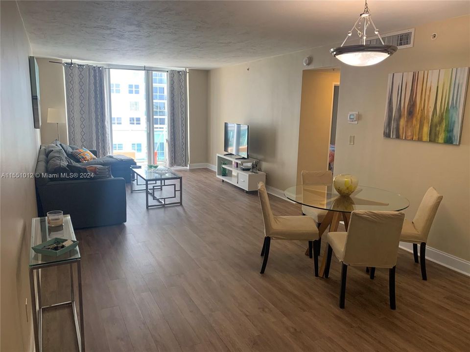 Recently Rented: $2,200 (1 beds, 1 baths, 883 Square Feet)