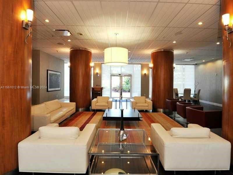 Recently Rented: $2,200 (1 beds, 1 baths, 883 Square Feet)