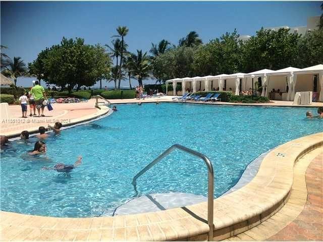 Recently Rented: $2,200 (1 beds, 1 baths, 883 Square Feet)