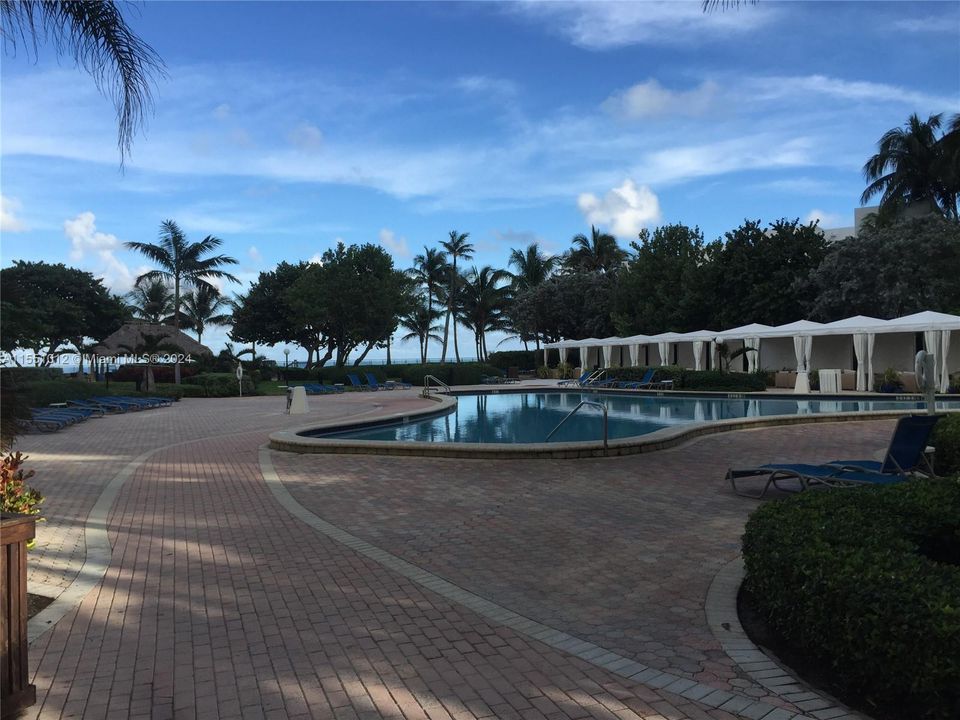 Recently Rented: $2,200 (1 beds, 1 baths, 883 Square Feet)