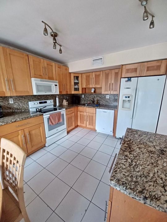 Vendido Recientemente: $465,000 (3 camas, 2 baños, 1412 Pies cuadrados)