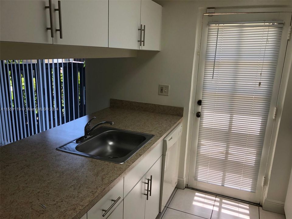 Recently Rented: $2,500 (2 beds, 1 baths, 1205 Square Feet)