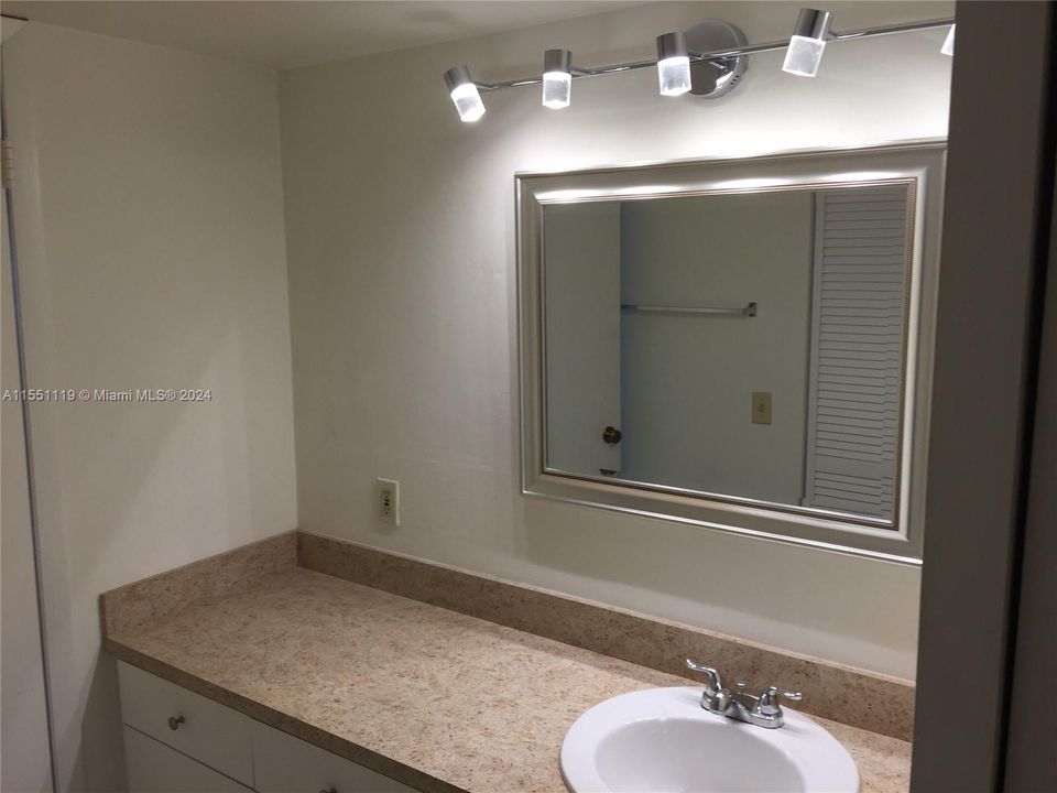 Recently Rented: $2,500 (2 beds, 1 baths, 1205 Square Feet)