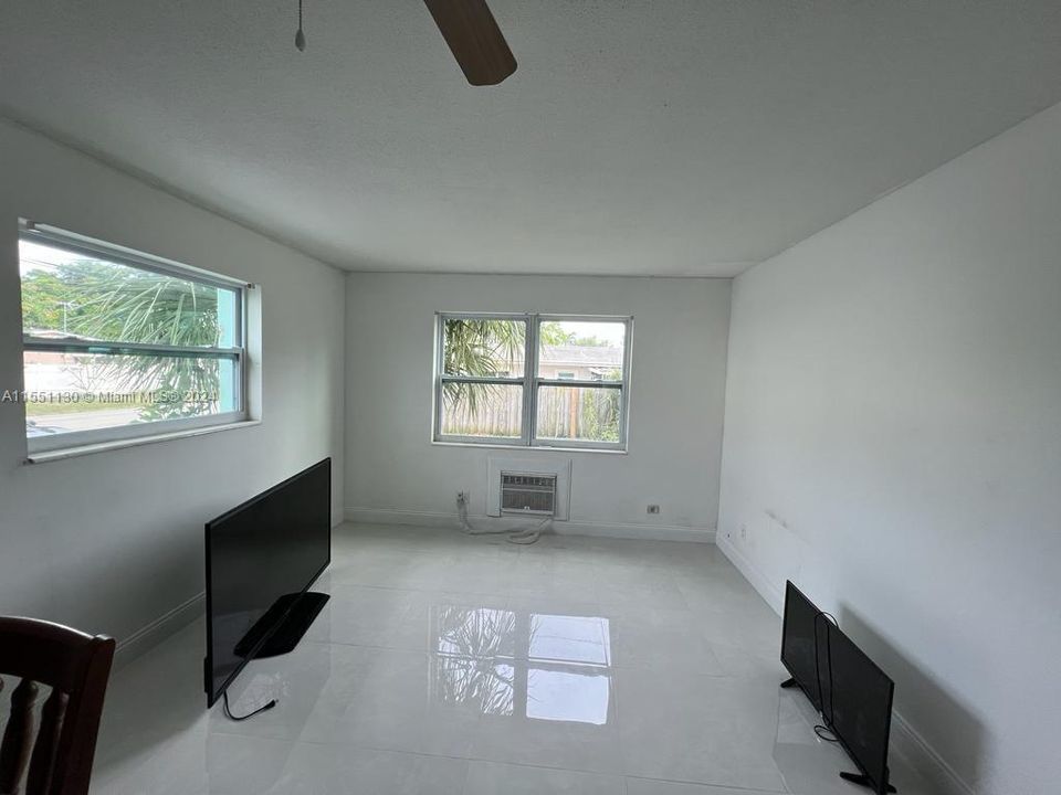 Active With Contract: $158,900 (1 beds, 1 baths, 640 Square Feet)