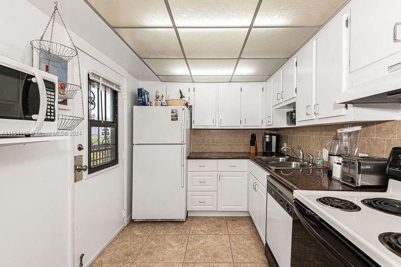 Active With Contract: $239,900 (2 beds, 2 baths, 994 Square Feet)