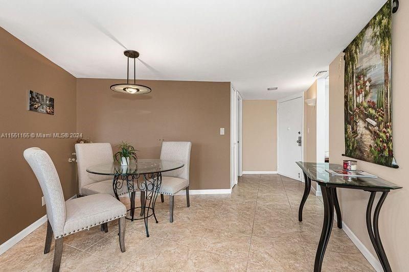 Active With Contract: $239,900 (2 beds, 2 baths, 994 Square Feet)