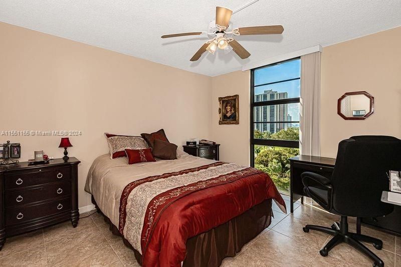 Active With Contract: $239,900 (2 beds, 2 baths, 994 Square Feet)