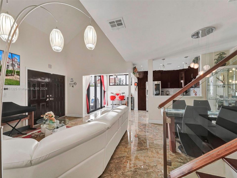 Recently Sold: $560,000 (3 beds, 2 baths, 1365 Square Feet)