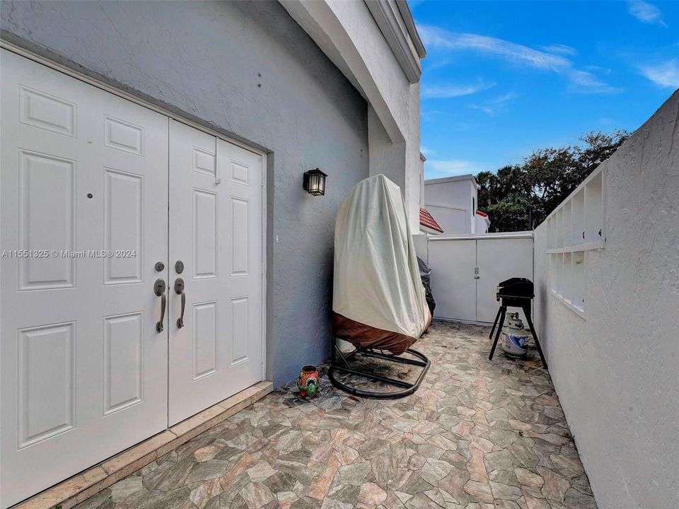 Recently Sold: $560,000 (3 beds, 2 baths, 1365 Square Feet)