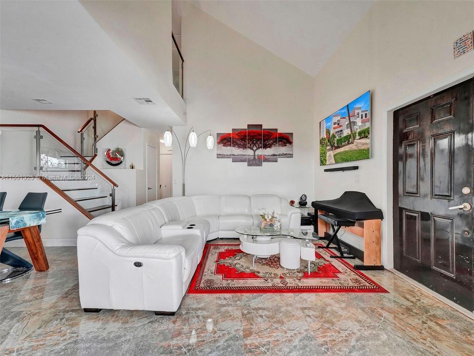 Recently Sold: $560,000 (3 beds, 2 baths, 1365 Square Feet)