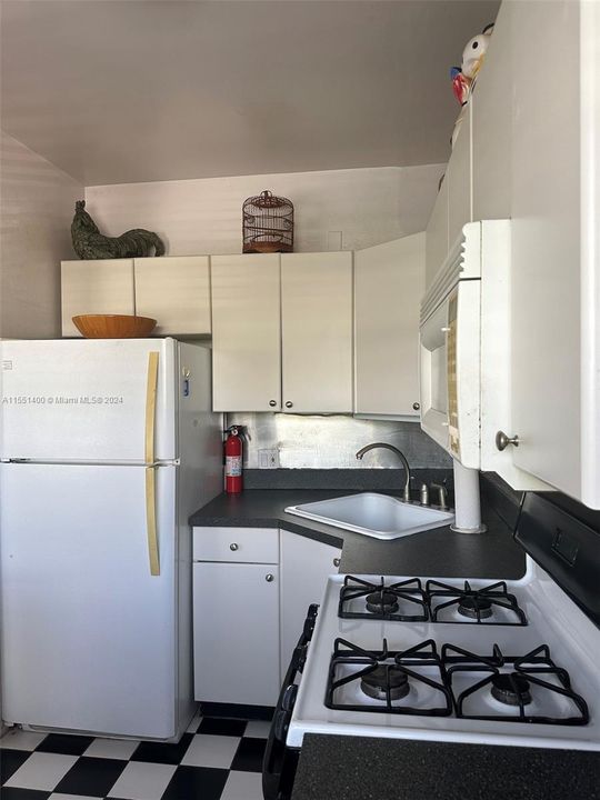 Active With Contract: $249,900 (2 beds, 1 baths, 845 Square Feet)
